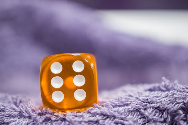拉斯维加斯一个塑料橙色的特写镜头 在柔软的布料上有六个点游戏六球