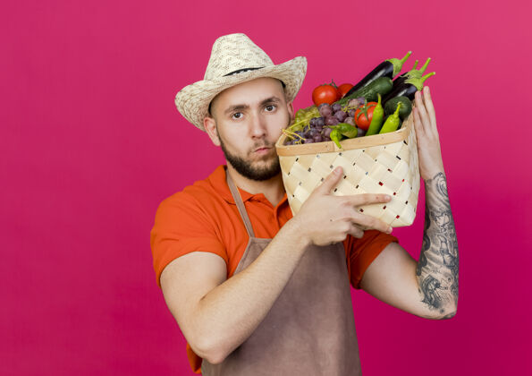 篮子自信的男园丁戴着园艺帽 肩上扛着菜篮子空间园艺蔬菜