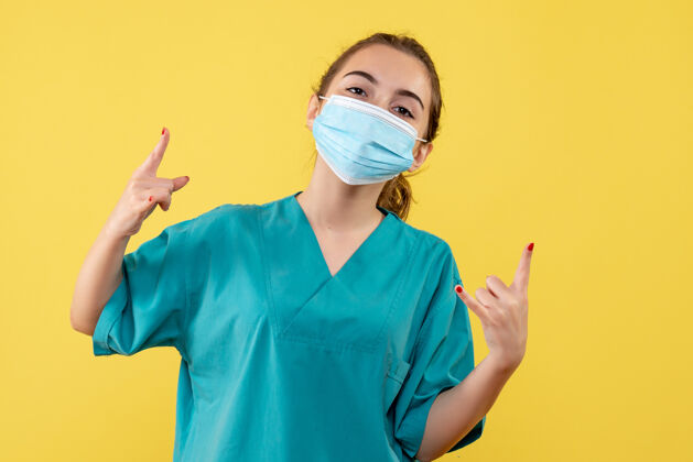 肖像正面图女医生穿着医用衬衫 戴着口罩 病毒颜色一致 大流行女医生职业面具