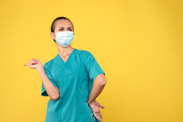 专业正面图女医生穿着医用衬衫 戴着口罩 病毒健康护士医院covid-19大流行色女医生色彩健康