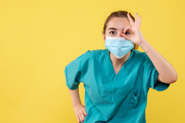 人物前视图：女医生穿着医用衬衫 戴着口罩 身穿大流行病毒covid-19制服颜色人物流行病