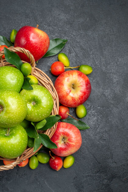 水果顶部特写查看水果红色苹果樱桃柑橘类水果绿色苹果篮子周围苹果柑橘周围