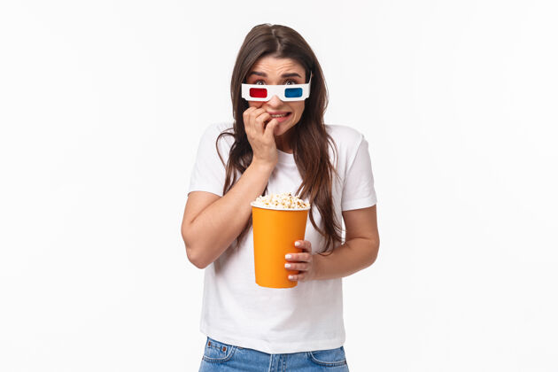 电影一个吃着爆米花 戴着3d眼镜的年轻女人3d女人商业