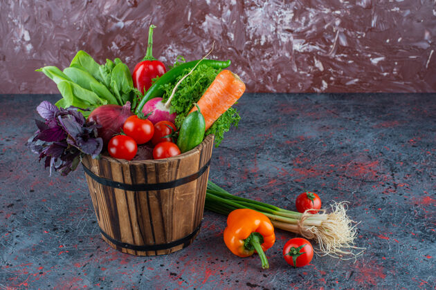 萝卜把蔬菜放在桶里 放在大理石背景上绿色美味胡椒