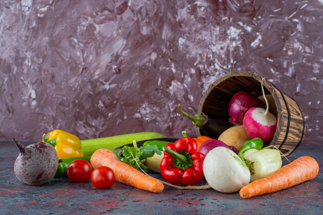 新鲜翻转桶里的蔬菜 在大理石背景上健康胡萝卜变异