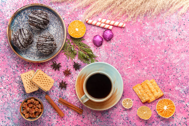 咖啡俯瞰巧克力蛋糕与华夫饼和一杯红茶茶水果糖果