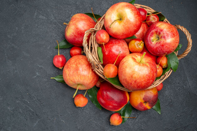 石榴顶视图水果红黄色的樱桃和苹果 篮子里有叶子健康叶子饮食