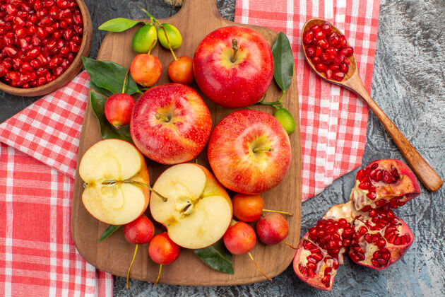 板顶部特写查看石榴苹果樱桃板上的桌布碗石榴食用水果成熟玫瑰苹果