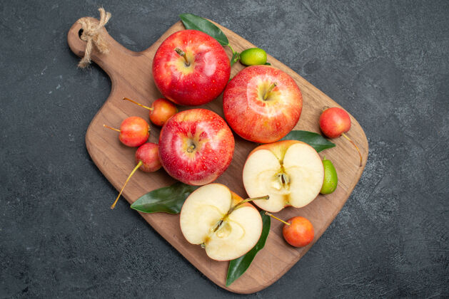 玫瑰苹果顶部特写查看切菜板上有叶子的苹果饮食食用水果切