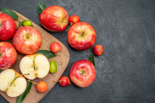 可食用水果顶部特写查看苹果树叶板与柑橘类水果樱桃和苹果多汁桃子饮食