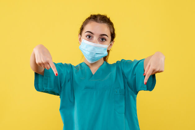 专业前视图穿着医用衬衫和面罩的女医生 大流行制服covid-19健康冠状病毒肖像女医生人