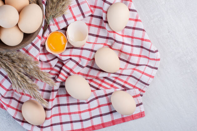 配料鸡蛋和羽毛草在大理石桌上毛巾上的碗里和旁边营养早餐农产品