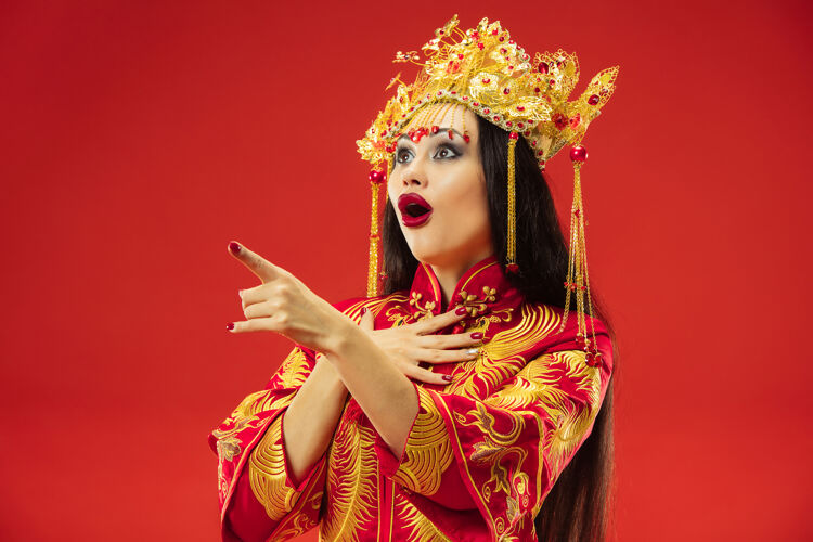 节日中国传统的优雅女子在红色背景的工作室里年份惊喜民族