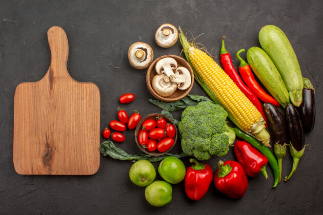 成分在灰色的桌子上俯瞰新鲜成熟的蔬菜成熟蔬菜健康