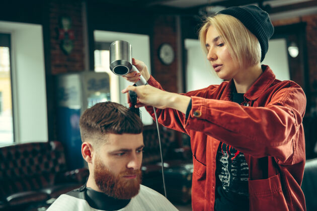 伐木工人客户在理发店剃须女理发师在沙龙性别平等女性在男性职业胡子清洁性别