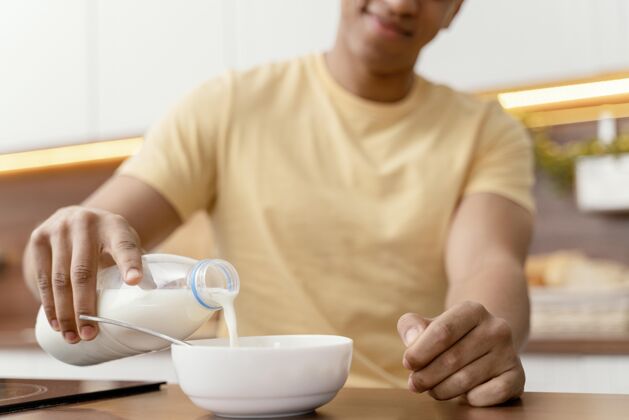 碗画像人在家往碗里倒牛奶谷类食品帅哥爱好