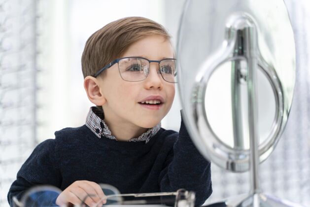 视力商店里的小男孩在试眼镜室内男孩光学