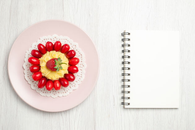 美味白色桌子上有美味的奶油蛋糕和山茱萸小吃健康蛋糕