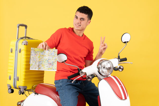 标志正面图帅哥骑着轻便摩托车拿着地图在做胜利招牌坐人人