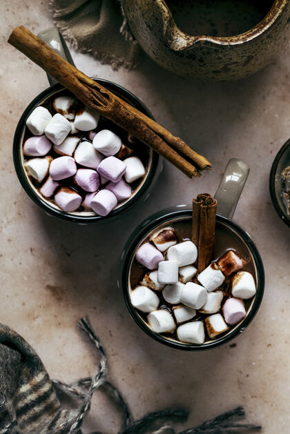 马克杯冬天用棉花糖加热热巧克力冷的黑巧克力烹饪