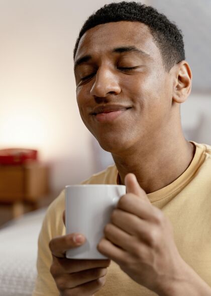 男性肖像男在家喝咖啡男人室内爱好