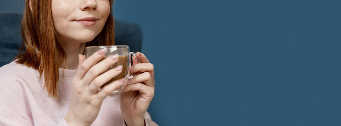 女人画像女人在家喝咖啡激情爱好咖啡杯