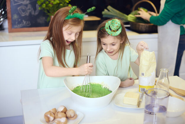 烘焙惊喜的孩子们在混合软糖糖衣女儿圣帕特里克日学习