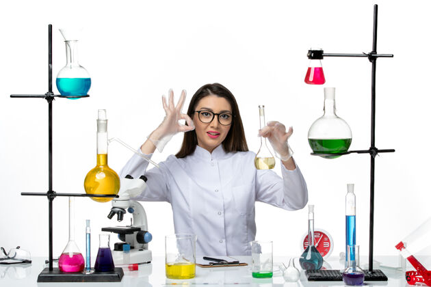 医学前视图穿着白色医疗服的女化学家正在处理白色背景的病毒-科学大流行实验室病毒实验室微笑大流行