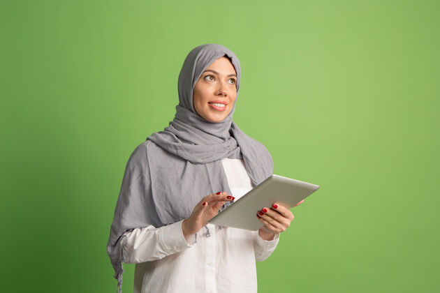 微笑戴着头巾的快乐阿拉伯女人微笑女孩的肖像 在工作室背景中摆姿势肖像表情成人