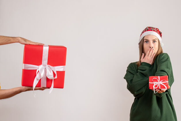 节日正面图：年轻女性 几乎没有礼物 接受男性的礼物礼物圣诞节颜色