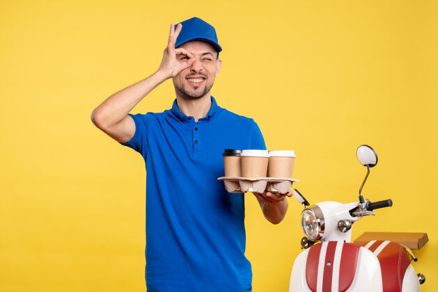 头盔正面图男快递员拿着送咖啡的黄色员工服务工作情感工作送制服人工人工作