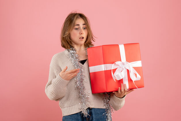 圣诞节正面图年轻女性手持圣诞礼物购物颜色礼物