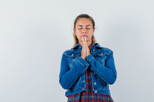 女人年轻女子手牵手在祈祷的姿势在衬衫 夹克衫和期待 正面视图前面成人女孩