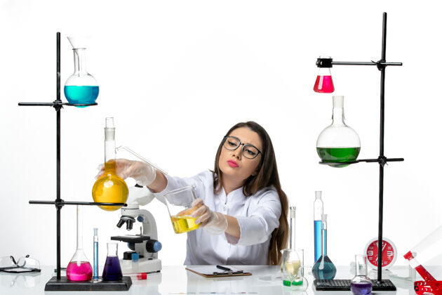 科学前视图穿着医疗服的女化学家在白色背景上工作 实验室病毒共价-大流行科学烧杯实验室正面