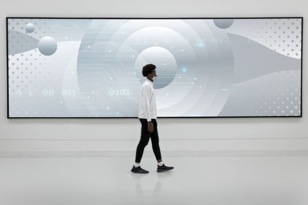 博物馆男人走在一个大广告牌前当代人先进技术