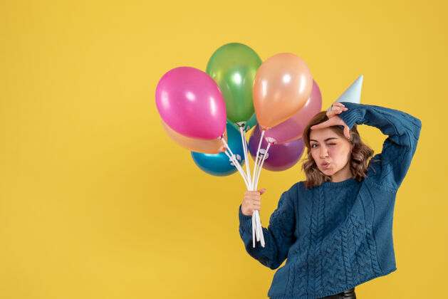 气球正面图：带着彩色气球的年轻女性女人聚会情感