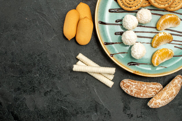 甜瓜顶视图糖饼干饼干饼干和糖果的灰色背景球食品糖果