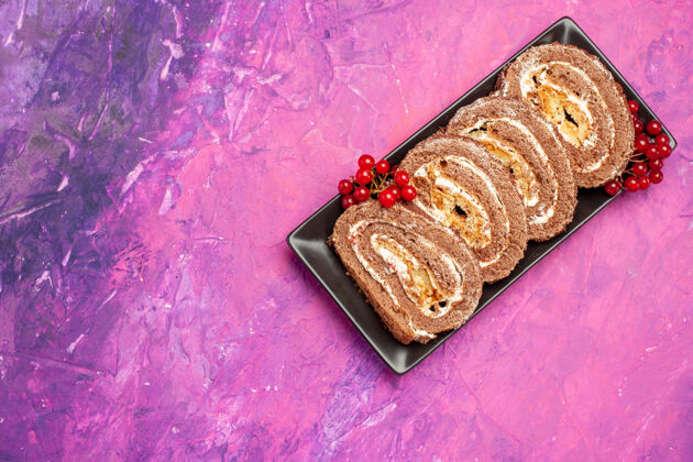 背景顶视美味饼干卷与水果在粉红色的背景派设备面包