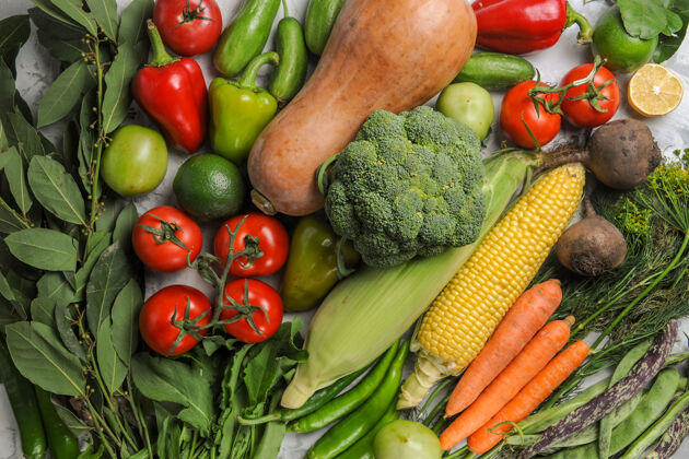食物白色背景上的顶视图新鲜蔬菜组成新鲜农产品健康