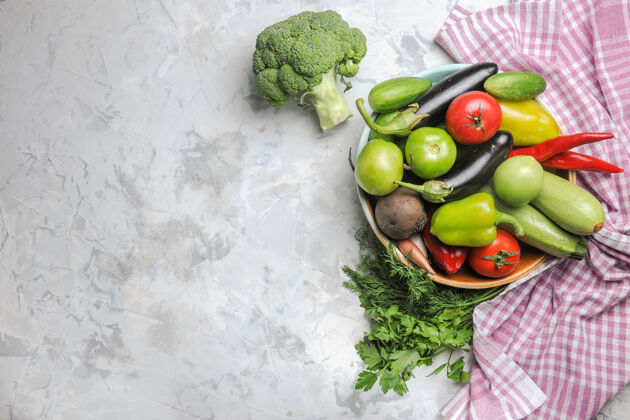 水果顶视图新鲜蔬菜组成内板上的白色背景里面沙拉胡椒