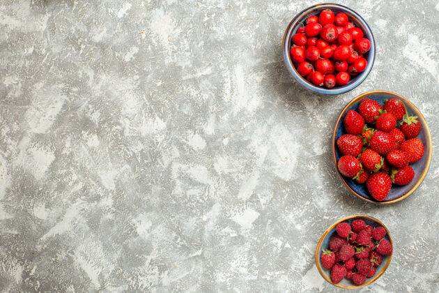 食物白色背景上的新鲜草莓草莓多汁新鲜草莓