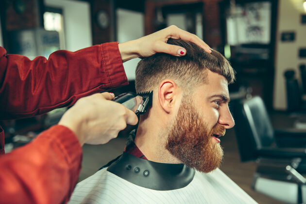 伐木工人客户在理发店剃须女理发师在沙龙性别平等女性在男性职业护理剪刀奶油