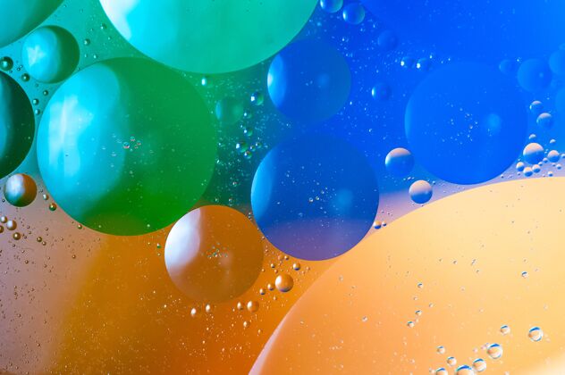 水特写镜头的抽象与五颜六色的泡沫明亮反射光
