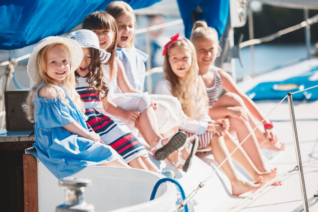阳光儿童在海上游艇上青少年或女童在户外海洋水婴儿