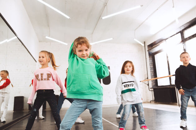 动态舞蹈学校的孩子芭蕾舞 嘻哈 街头 时髦和现代舞蹈演员在工作室背景下年轻休闲中心