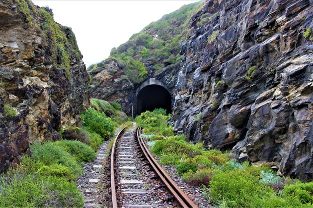 草铁路隧道穿越绿色岩石的美景乡村土地天