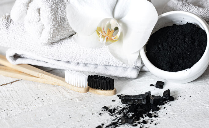 自然用木质天然牙刷组成 黑色牙齿美白粉和兰花复制空间成分牙科卫生粉末