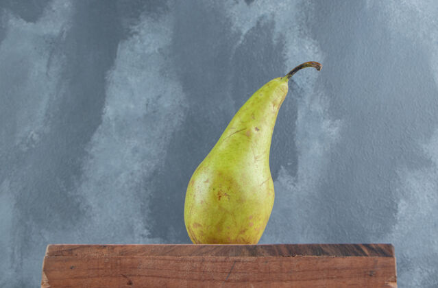 多汁大理石木板上的一个梨有机饮食风味