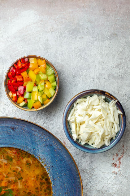 汤顶视图热蔬菜汤在盘子里的空白处玉米生的顶部