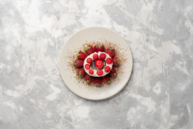 水果顶视图新鲜的红色草莓和蛋糕在一个白色的空间小吃蛋糕新鲜